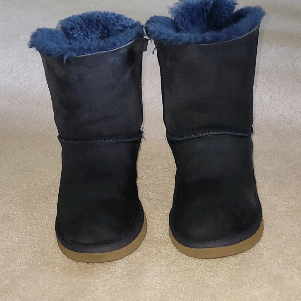 UGG  navy blue with ribbon bows in back size 6